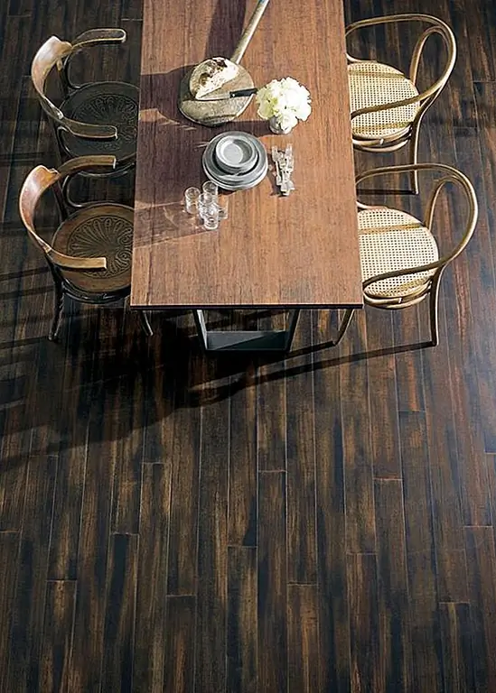 Одним из преимуществ бамбукового напольного покрытия является то, что он доступен в различных стилях и цветах. (Примечание: важно исследовать, что представляют собой эти разные цвета, потому что более темные цвета обычно возникают в результате термообработки, которая смягчила бамбук.)