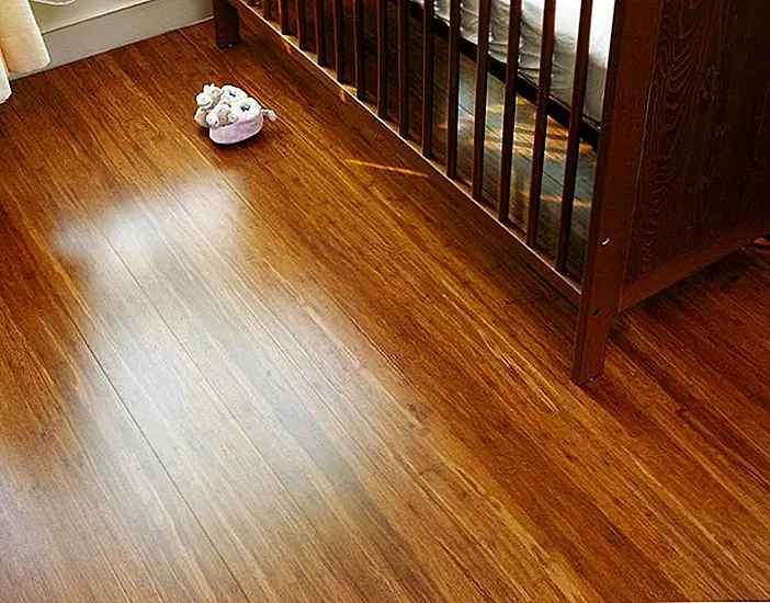 Бамбуковый паркет имеет довольно низкое обслуживание, так как его можно легко очистить мягким мылом и шваброй. (Никаких специальных процедур не требуется.) Это огромная услуга для многих хрустких домовладельцев.