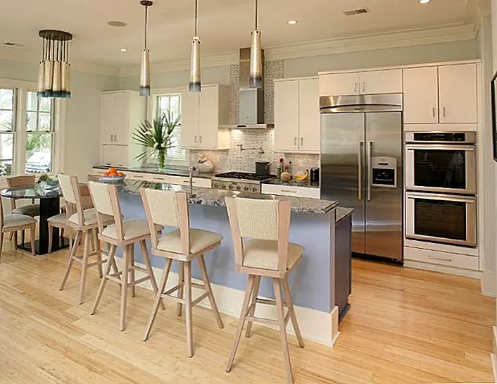 Что такое бамбуковый паркет? В двух словах, это натуральный материал для покрытия поверхности, который производится из бамбука, который является типом травы. Для многих это прекрасная альтернатива традиционным полам из твердых пород дерева. Давайте более подробно рассмотрим плюсы и минусы бамбуковых полов; мы надеемся, что эта информация окажется полезной.