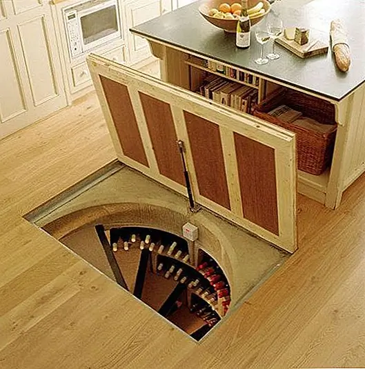 Стратегия аналогична, если вы хотите, чтобы сейф был скрыт в полу. Если он достаточно мал, он может поместиться между двумя суставами на полу. Большие требуют немного большего планирования и работы со инженером-строителем. Как только сейф будет установлен, накройте его съемными полами из дерева, плитки или ковра.