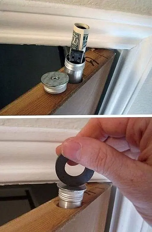 Маленький сейф можно спрятать внутри рамки кровати. Положите подушки или одеяло сверху.