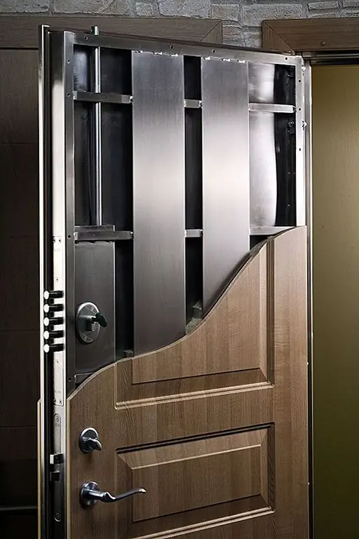 Некоторые сейфы специально разработаны, чтобы выглядеть как что-то еще, поэтому вы можете легко скрыть их в ясном виде. Например, некоторые сейфы выглядят как книги, бутылки с водой или банки.