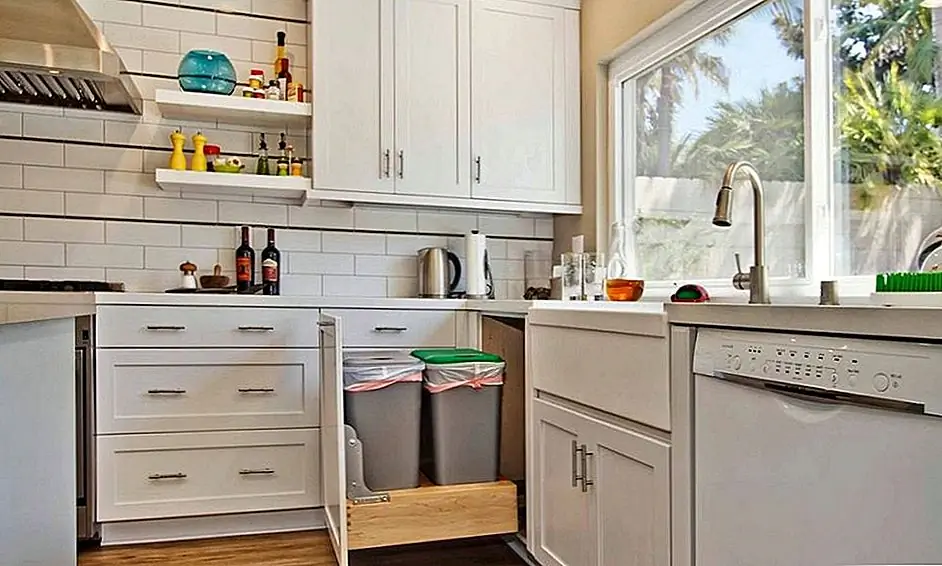 Еще одна хорошая стратегия, только для кухни на этот раз, состоит в том, чтобы вытащить мусорные баки / мусорные баки. Два из них могут идеально вписываться в большой выдвижной ящик. Поместите их близко к раковине, но не прямо перед ней.