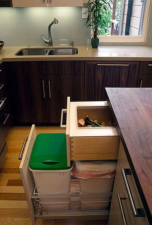 Вы можете также использовать ящик для компоста с этим типом дизайна. Он может быть размещен непосредственно над выдвижными бункерами.