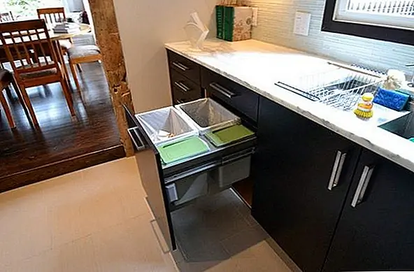 Это также возможно с выдвижной системой. Вы можете иметь мебель на заказ, чтобы разместить точный тип мусорных ящиков, которые вы предпочитаете. Вы можете использовать этот дизайн как для кухни, так и для ванной комнаты.