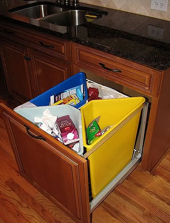 Или, если вы хотите сохранить немного места и по-прежнему сможете правильно отделять корзину. Вы можете получить четыре мусорных контейнера в форме треугольника и сделать их все подходящими в квадратной выдвижной ящичной системе.