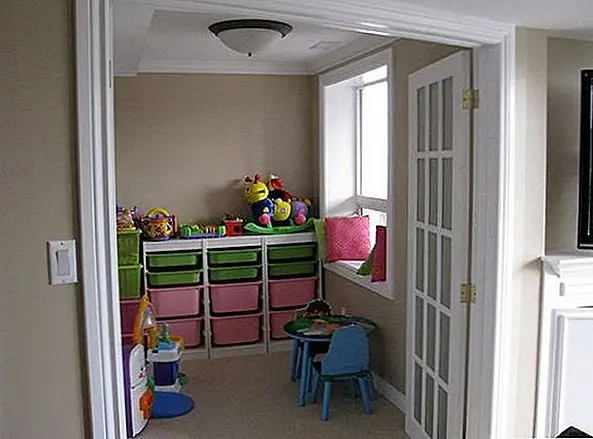 Вы также можете использовать их для организации игрушек в стеллаже. Это проще, чем положить все игрушки в одну большую коробку. Дети также узнают, как их организовать и как правильно очистить их комнату.