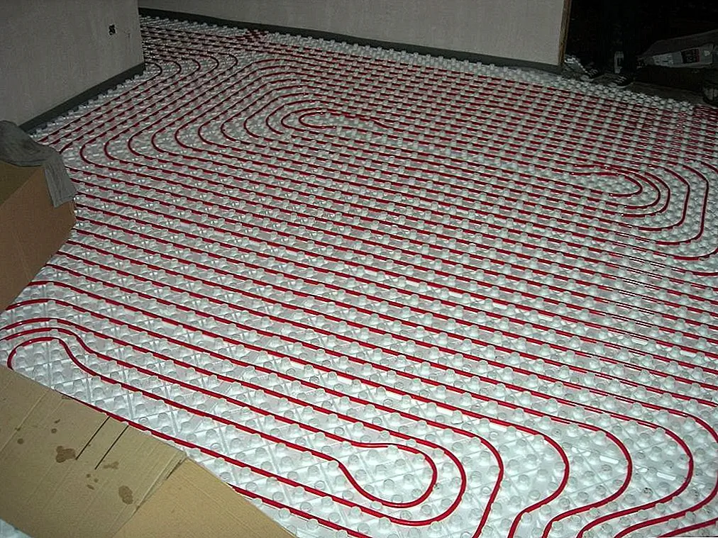 Подогрев полов (и охлаждение, хотя эта статья фокусируется исключительно на аспектах нагрева) является, в двух словах, формой центрального отопления, которая обеспечивает управление климатом (температурой) в помещении с использованием проводимости, излучения и конвекции. Подпольное отопление также широко известно как лучистое отопление, просто потому, что излучение отвечает за большую часть тепла. (Хотя это технически не всегда так.)