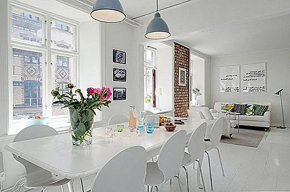 Дооснащение или установка новой системы подогрева пола стоит примерно на 50% (для горячей воды или гидравлической системы), чем установка обычной системы принудительного воздушного отопления. Экономия энергии после этого довольно велика, но вам понадобится большая часть изменений в начале. Средний диапазон установки составляет от 6 до 15 долларов США за квадратный фут.