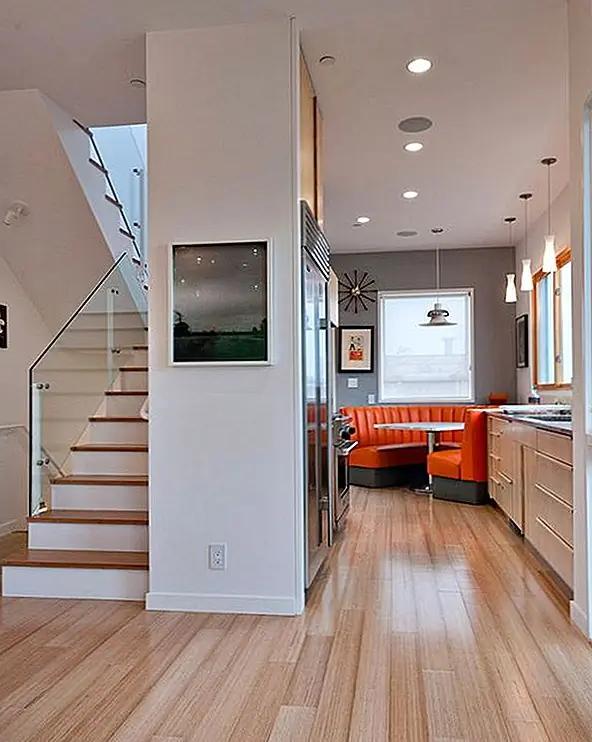 В то время как вы сразу ощущаете горячий воздух, вытекающий из обычной системы принудительного воздушного отопления, система подогрева пола занимает немного больше времени, чтобы разогреться. (После запуска, конечно, подогрев пола более последователен и эффективен.)