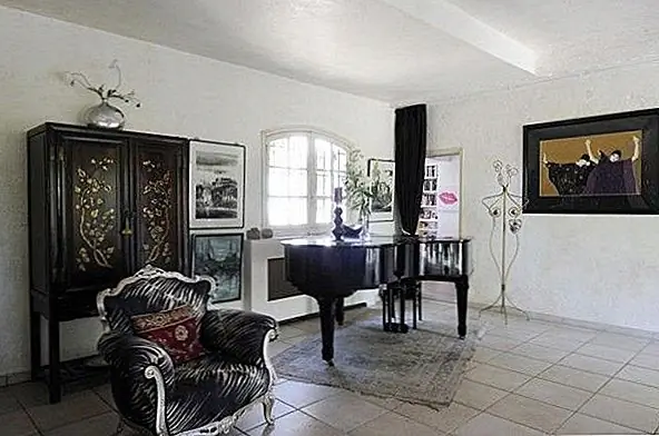 На пианино, например, может влиять постоянное тепло из системы подогрева пола, поэтому рекомендуется размещать их на изоляции. Это может быть стилистическим сдерживающим фактором для некоторых людей.