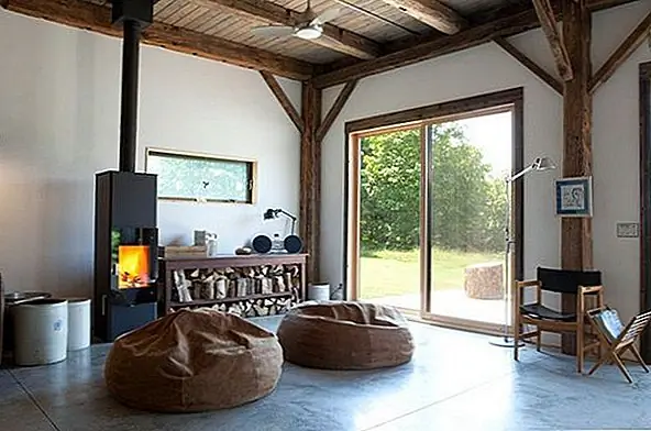 Быстрая перемотка вперед. В современной системе лучистого отопления тепло подается электрическими проводами или трубами горячей воды, которые погребены под полом. По мере того, как тепловое излучение поднимается и выходит из пола, они нагревают все, что они касаются, которые затем излучают тепло. В то время как температура воздуха в системе напольного отопления имеет тенденцию оставаться довольно постоянной, вы будете чувствовать себя комфортно и тепло, потому что поверхности, которые вы касаетесь, теплые, а это значит, что они не украдут вас.