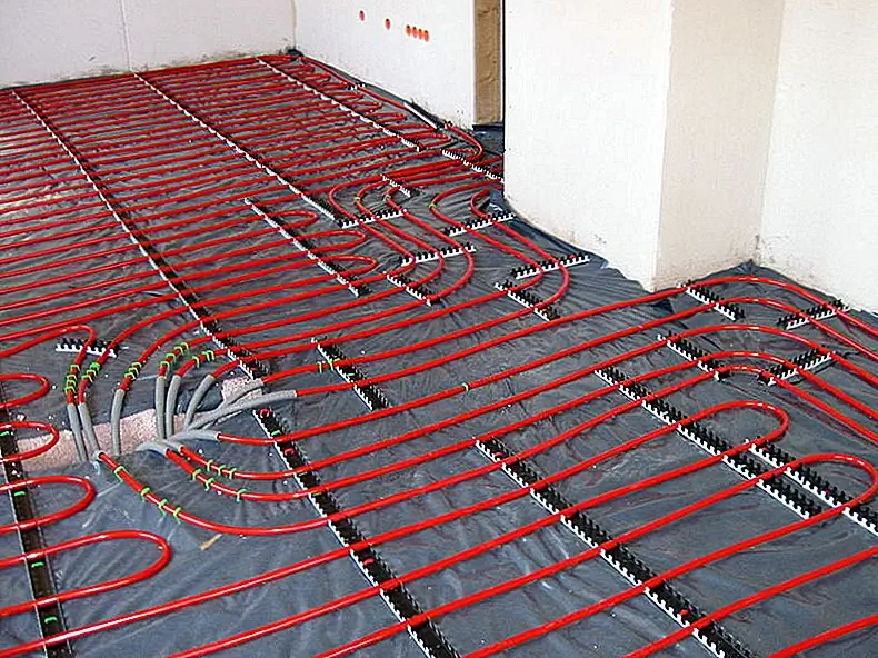 Эта форма подогрева пола включает в себя циркулирующую воду из котла через гибкую трубку, которая была установлена в полу (например, поверх полого пола в рифленых панелях, подрезана к нижней стороне пола или встроена в залитый бетон).