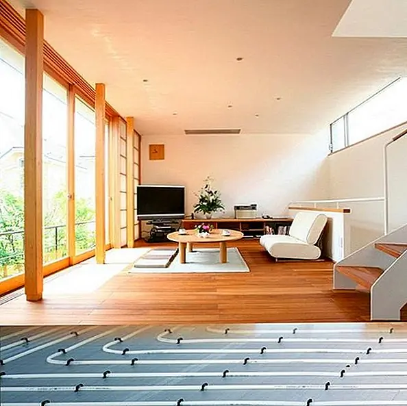 Однажды на месте трубы для горячего водоснабжения можно покрыть большинством напольных покрытий, хотя ковер не идеален из-за его изоляционных свойств, что в конечном итоге противодействует всей идее отопления. Несмотря на то, что расходы на первоначальную установку больше, тепловое излучение горячей воды является самым популярным и экономичным способом нагрева целого дома - эта система может быть на 30% более эффективной, чем принудительное воздушное отопление.