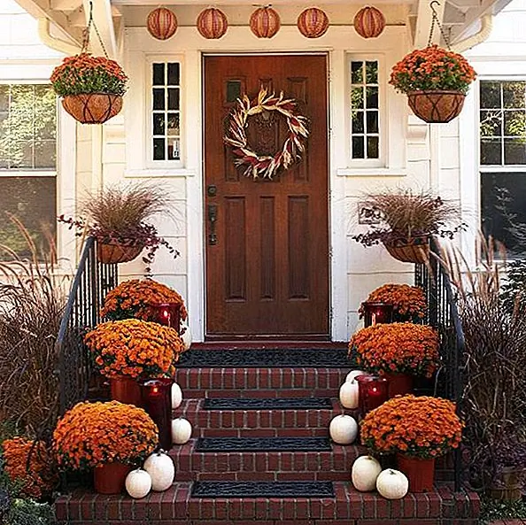 Если ты любитель цветов. Заполните переднюю крыльцо замечательными приступами красочных мам. Это освежающее и теплое прикосновение для ваших гостей.