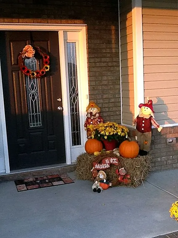 Все любят пугало! Дайте крыльцу веселый, молодой вид со счастливым пугалом или двумя, разбрызгивая пространство. Добавьте кукурузную шелуху и некоторые тыквы для хорошей меры.