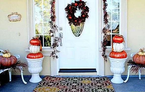 Если вы больше на упрощенной стороне, придерживайтесь какого-то красочного, лиственного декора. Венок и гирлянда могут сделать только трюк!