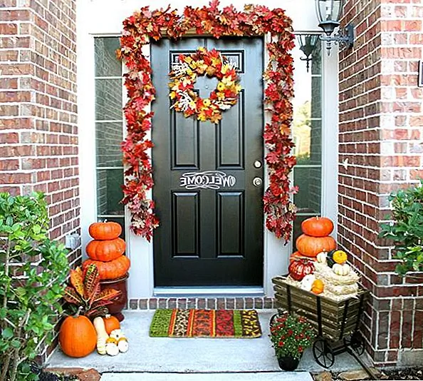Обратите внимание на яркие цвета сезона и используйте их при оформлении. Много листьев. Много апельсинов и красных. Конечно, используйте некоторые тыквы и наблюдайте, как цветы танцуют прямо с крыльца.