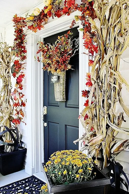 Тогда есть самый уютный праздник сезона, День благодарения. О семье и благодарности, только правильно мы отдаем дань уважения в ноябре с кукурузной шелухой, чучелами, объемными венками и даже индейкой или двумя брошенными!