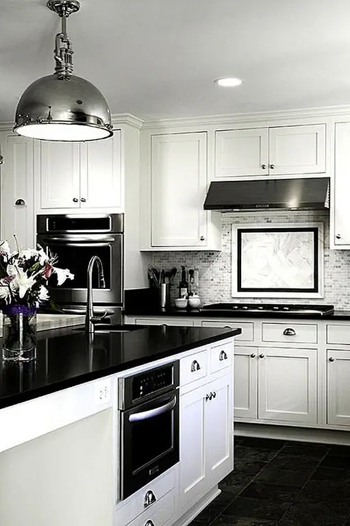 В моде или дизайне интерьера все выглядит хорошо в черно-белом цвете. Кухня, ванная комната или даже главная спальня будут выглядеть шикарно и изощренно погруженными в этот божественный дуэт. Это комбинации, которые никогда не выйдут из моды, все, что вам нужно сделать, это обновить свои акценты!