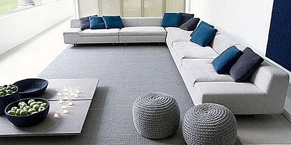 Полностью спокойный и полностью расслабляющий, серый и блюз хорошо работают везде, где вам нужно немного спокойствия. Будь то в вашем частном кабинете для чтения, в спальне или в домашнем офисе, эта пара лучше всего подходит для создания простого, тонкого и стильного пространства, которое всегда легко на глаза. Как дождливый день, декор в этих цветах заставит вас улыбнуться и позволить вам отдохнуть в отличие от комнаты, окрашенной в живые цвета.