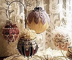 Привлекательные вязаные украшения из елки