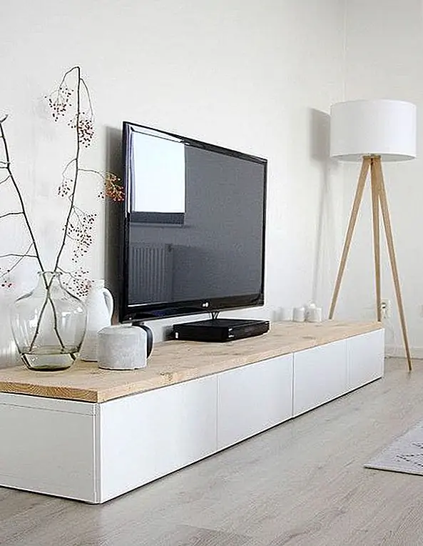 Как только вы, наконец, решите выбрать нужный размер для своего телевизора, пришло время разместить его в комнате. Если вы решите иметь настенный телевизор, то вы можете выбрать точную высоту, чтобы разместить его. Сначала выберите свое любимое место, где вы будете смотреть телевизор. Центр телевизора должен быть совмещен с вашей линией зрения.