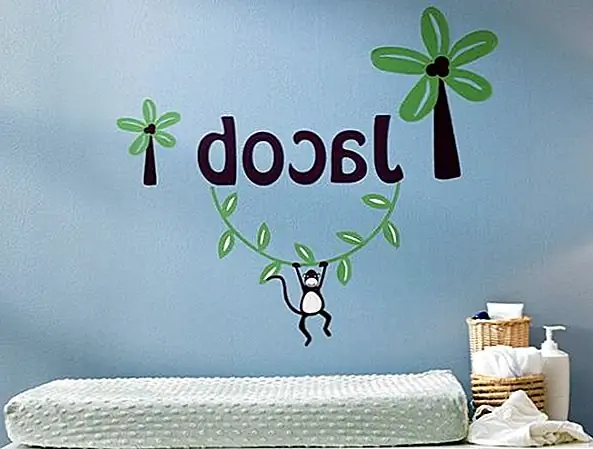 Вы не можете закончить классический детский сад без добавления имени! Если вы решите использовать деревянные буквы, наклейки или нарисовать их на себе, довольно легко добавить имя своего нового ребенка к стене.