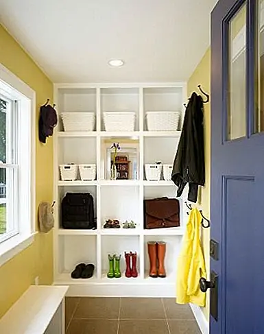 Постарайтесь привыкнуть снимать обувь у двери. Не только то, что ваши ноги сразу почувствуют себя прекрасно, но вы также сможете убрать пол в остальной части дома. Было бы также рекомендовано иметь зону, в которой можно убрать обувь. Возможно, для этой цели есть стойка для показа или несколько полки. Кроме того, не держите там все свои ботинки, но только те, которые вы носите чаще всего. {Источник изображения: 1,2,3}.