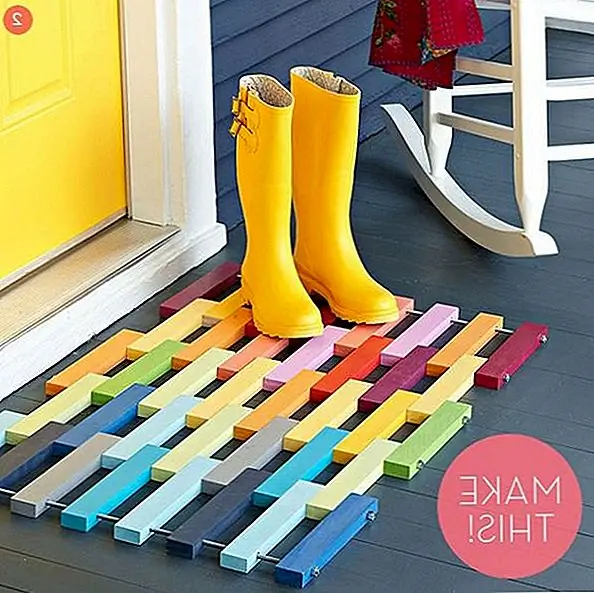 Это сделано из небольших деревянных планок, окрашенных в разные цвета. Он имеет ревностный и веселый вид, и это то, что вы также можете сделать сами.