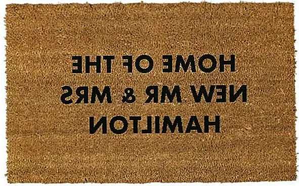 Какой лучший способ отправить сообщение с вашим ковриком, чем на самом деле, включая письменное сообщение? Вы можете найти массу удовольствия и интересных таких проектов в Интернете или в магазинах, но вы также можете сделать свое собственное сообщение с помощью трафарета.