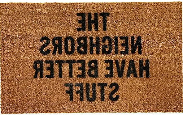 Нечто подобное можно легко превратить в выходные. Вам придется сделать свой собственный трафарет, который в основном является важной частью, а затем просто распылить краску сообщение на простой коврик.