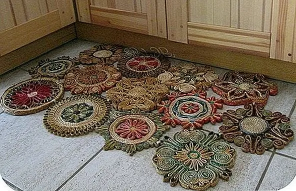 Сделайте уникальный коврик для приветствия, используя кучу соломенных триггеров. Смешайте и сопоставьте их, чтобы получить форму и рисунок, которые вам нравятся, а затем соедините их все вместе.