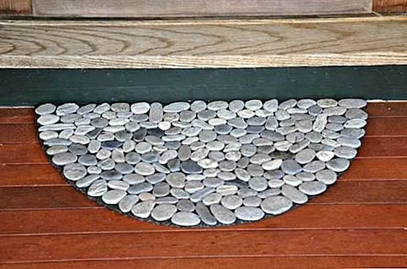 Еще одна простая и интересная идея - принять простой и простой коврик и склеить на нем небольшие речные камни или камешки, пока вы не покроете всю поверхность. Самое замечательное в проекте, что вы можете сделать его в любой форме и размере, который вы хотите.