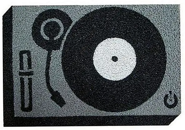 Ну, если вы думаете, кассеты старые, то как насчет проигрывателя? Это напоминает людям очень особенное время.