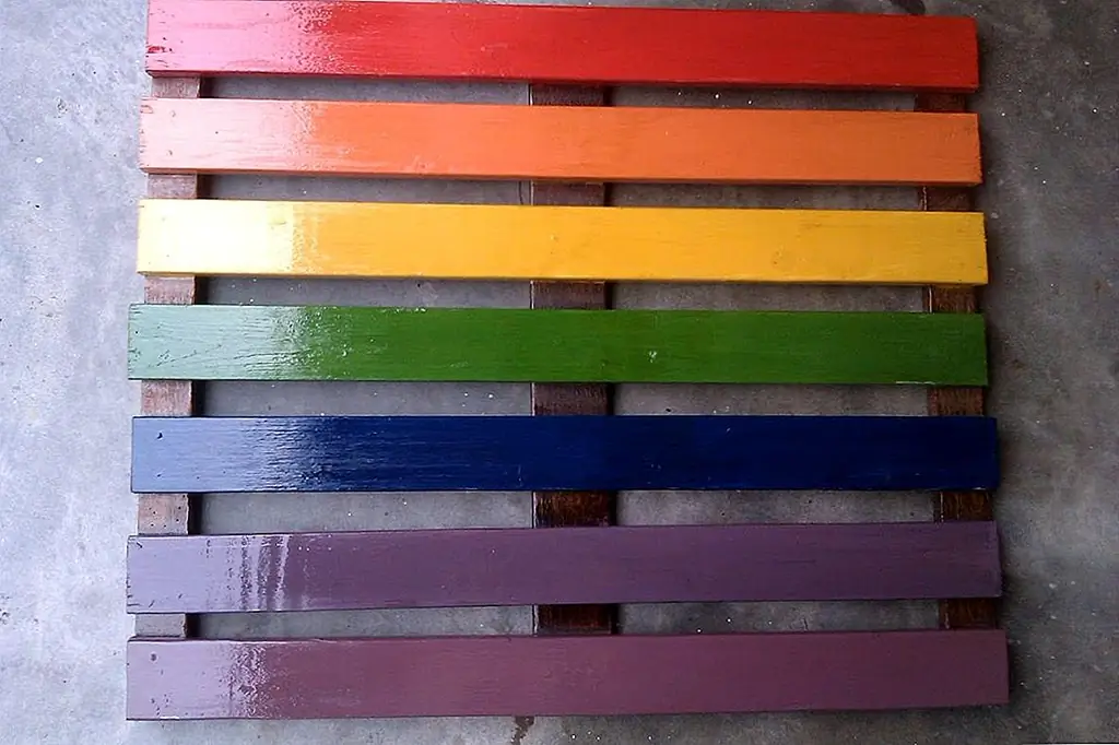 Конечно, эти гладкие тканевые коврики выглядят шикарно и красиво, но, возможно, вы предпочтете что-то другое. Это может показаться немного необычным, но деревянный приемный коврик может оказаться действительно практичным и красивым.