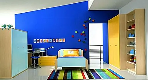 Во-вторых, очень важно, чтобы родители не забывали о ночном свете, особенно если их ребенок спит один в своей комнате. Многие дети боятся темноты и темноты, и если у них включен ночной свет, они, по крайней мере, будут чувствовать себя более комфортно. Вместо ночного света некоторые родители используют «ловушки мечты». Хотя для того, чтобы использовать такой зрелище сновидения вместо ночного света, каждый родитель должен обсудить его со своим ребенком, чтобы ребенок понял, что такое зрелище сновидения и как оно работает.