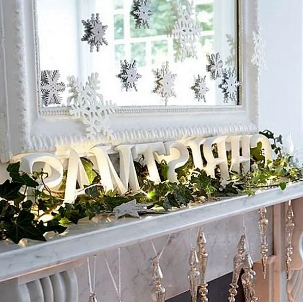 С чертой белого цвета и просто редким использованием зелени для этого Рождества и в равной степени домашним вкусом в коттедже ваш дом по-прежнему будет иметь эти модные, потрепанные шикарные края с нужным количеством праздничного приветствия. Используйте снежинки, снежные мужчины и много уютных украшений елки, чтобы завершить свой отпуск.