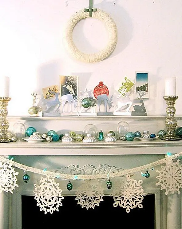 Используйте ваши эклектичные глаза, чтобы создать свое Рождество в этом году. Используйте насыщенные цвета и это и это отношение для создания смешанного и сопоставленного стилей. Нам нравится, как красивая, но хаотичная и воодушевленная мантия этого праздника!