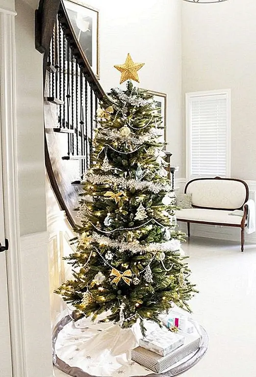 Забудьте всю суету и идите с простотой. Украсьте дерево в скромном стиле и разместите вокруг себя нитки, чтобы они чувствовали себя Рождеством, не становясь слишком перегруженным.