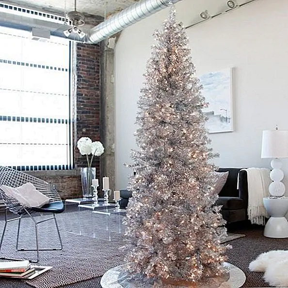 Для uber минималистичного и любителя футуристических стилей для бакалавриата попробуйте это вдохновение для размера. Серебряное дерево красиво, роскошно и по-прежнему очень празднично, не будучи чрезмерно китчами или cutesy.