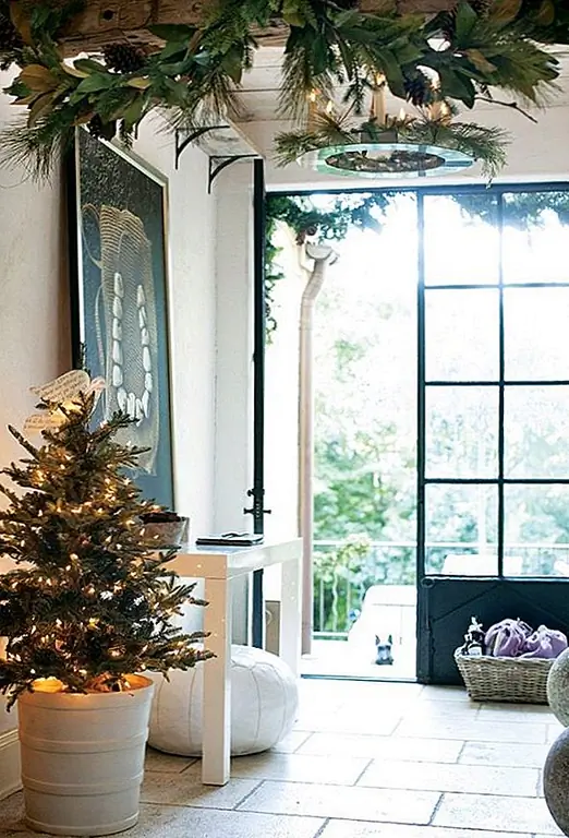 Используйте части, которые, естественно, и которые говорят с вами очень органично, вдохновляюще. Зеленые, белые и кремы, смешанные с настоящим деревом, гирляндой, клюквой и, возможно, красным до рассвета шапкой Санта.