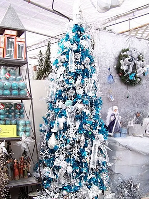 Aqua, королевский или даже порошкообразный синий могут быть использованы во время вашего рождественского декора. Для морозного ощущения или чего-то более женственного и гламурного мы любим сочетание сверкающего снега! Бросьте аква на свое дерево, чтобы похвалить все свое серебро и белое, и не забудьте заморозить мантию и столовую.