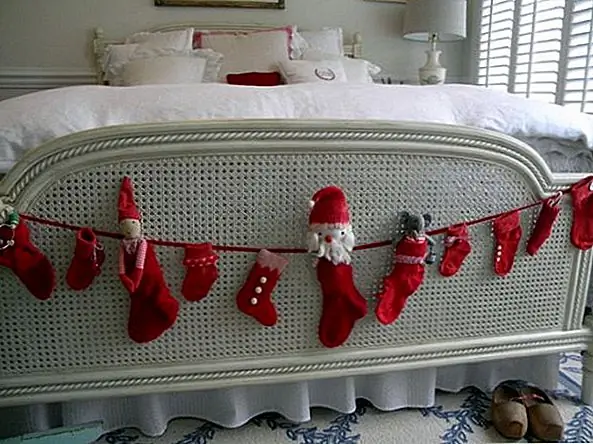 Санта-Клаус никогда не видел из своей обычной одежды в красном и белом цветах, и эти цвета также будут хорошо работать с вашим постельным бельем для гостей. Создайте кровать, которая говорит Рождество своим гостям, придерживаясь этих традиционных цветов. Используйте покрывало в красном или белом цвете и получите броски, которые обеспечивают альтернативный цвет. Если ваша спальня для гостей уже в основном украшена нейтральным белым, добавьте несколько брызг малинового цвета, чтобы получить рождественский вид.