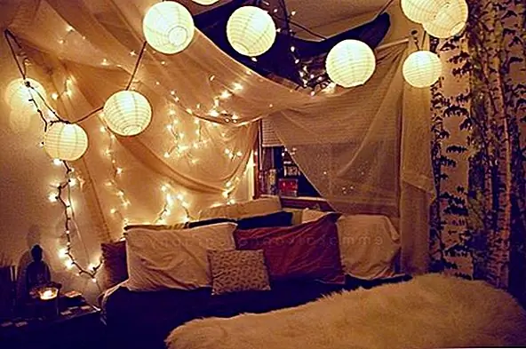 Фея огни могут создать искрящийся эффект Рождества, но в обстановке спальни избегайте ярких или красочных. Придерживайтесь белого света и монтируйте их довольно бессистемно, что не слишком однородно. Поэкспериментируйте со своими волшебными огнями и попробуйте установить их на ветвях лесных деревьев, чтобы создать новый эффект. Смешайте свои волшебные огни с бумажными фонарями, чтобы дать дополнительный уровень глубины в схеме освещения вашей комнаты.