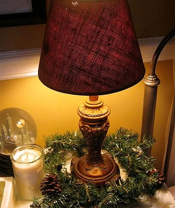 Украсьте прикроватные шкафы вашей спальни несколькими свечами или несколькими сосновыми ядрами. Если вы не хотите иметь каких-либо других рождественских украшений в своей гостевой спальне, достаточно нескольких предметов на прикроватных шкафах, чтобы дать комнате праздничный лифт. Попробуйте сделать несколько маленьких рождественских венков из падуба, омелы или других вечнозеленых растений и установить их вокруг прикроватных ламп.