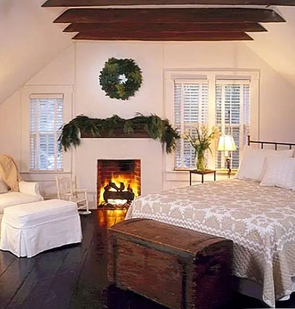 Гирлянды предназначены не только для входной двери вашего дома. Почему бы не использовать их в своей гостевой спальне, чтобы дать повышение Юлетида? Повесьте их через дверь гардеробной или из дверного косяка. Зеленые гирлянды отлично смотрятся, если они используются рядом с темно-красным пуансеттией. Ничто не говорит, что Рождество похоже на веселый красный цвет пуансеттии, поэтому, даже если вы не хотите использовать гирлянды, купите горшковую пуансеттию, чтобы украсить вашу комнату.