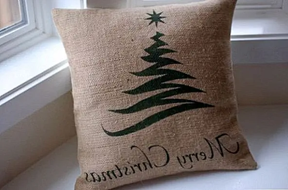 Чтобы сохранить ощущение спальни в вашем проекте рождественского украшения, ищите праздничную мягкую мебель. Замените свои подушки для декоративных, которые дают ощущение праздничного настроя. Подушки можно приобрести у многих ритейлеров, у которых есть рождественская тема. Эти мягкие стилистические элементы можно использовать год за годом, поэтому затраты не так уж велики, если вы их повторно используете.