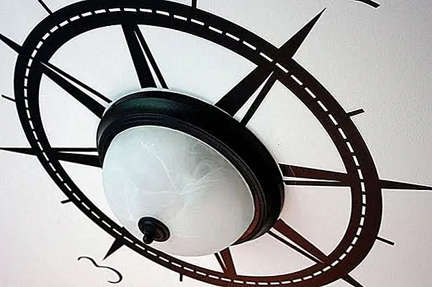 Так легко добавить их в комнату и дизайн, не выходя за борт. Декаль, спрятанная в светильнике или размещенная чуть выше кровати, может быть интересным способом намекнуть на плыть по ветру, удвоив как кусок настенного искусства или простой элемент декора. Держите его нейтральным с черными или белыми на темной стене.