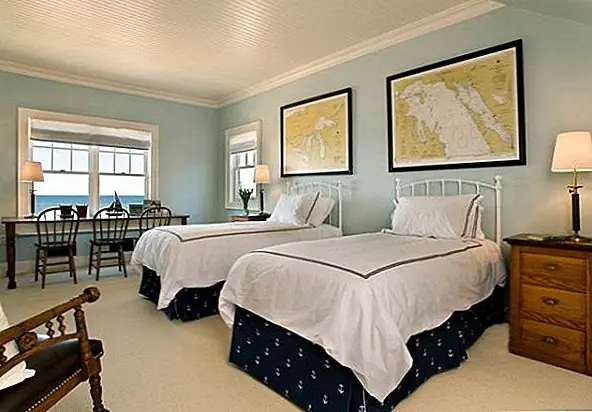 Смешивание якоря, парусника, синих и белых полос и даже красных красок может быть слишком большим для вашего стиля, но если вы просто хотите небольшой намек на морское чутье, чтобы сделать вашу комнату свежей, добавьте небольшой якорь (или даже печать). Кровати в этих комнатах не кричат темы, но простыни с белыми якорями достаточно, чтобы они были веселыми и легкими.